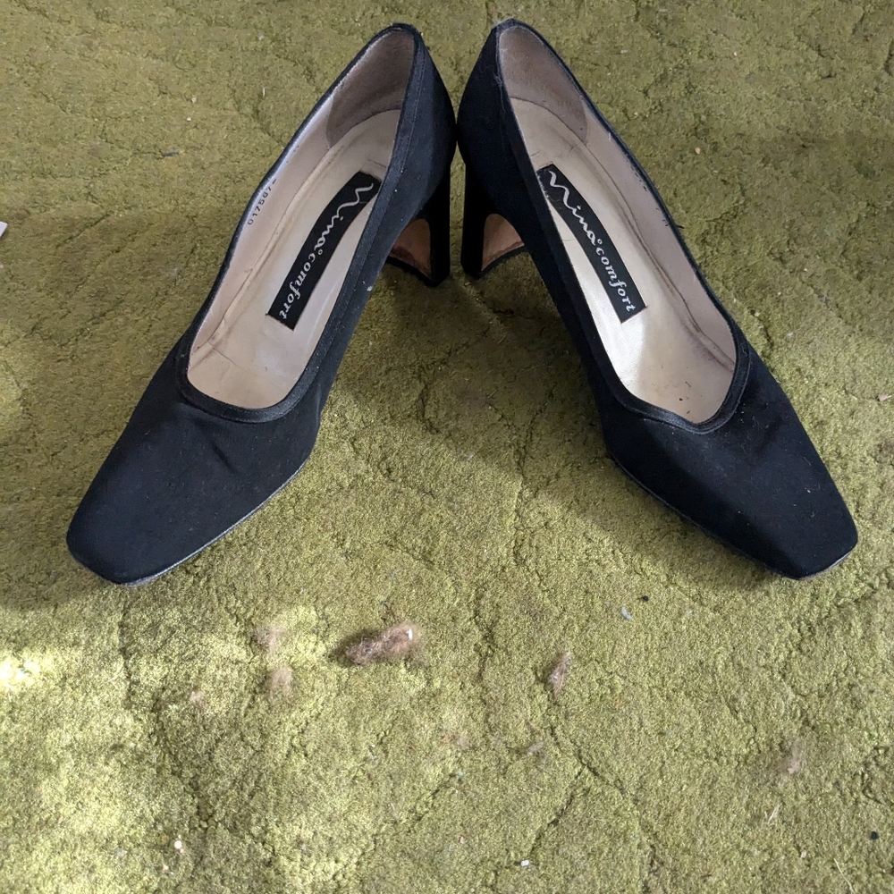Suede Pumps by Nina Comfort